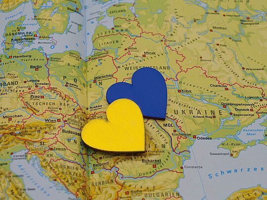 Zwei Herzen in gelb und blau auf dem Land Ukraine auf Landkarte 