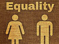 Symbol für Mann und Frau unter Schriftzug Equality auf braunem Stoff